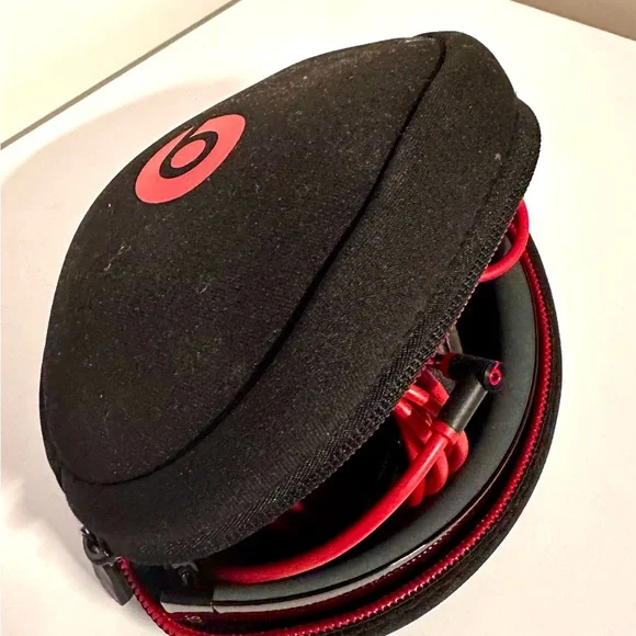 Beats by Dre Solo Wired or Wireless Over-Ear Headphones - Picture 9 of 9